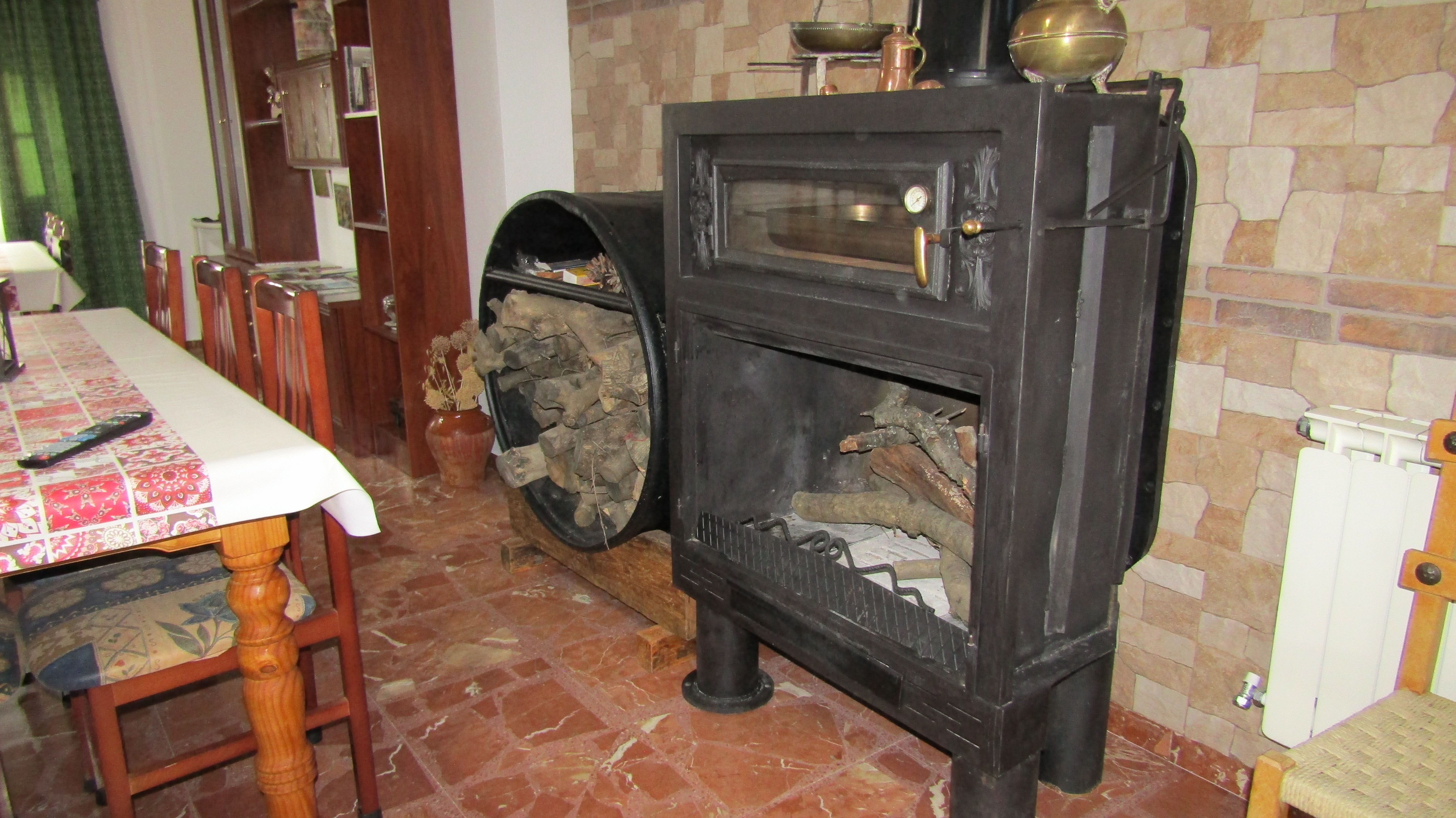 Estufa de leña en el salón comedor
