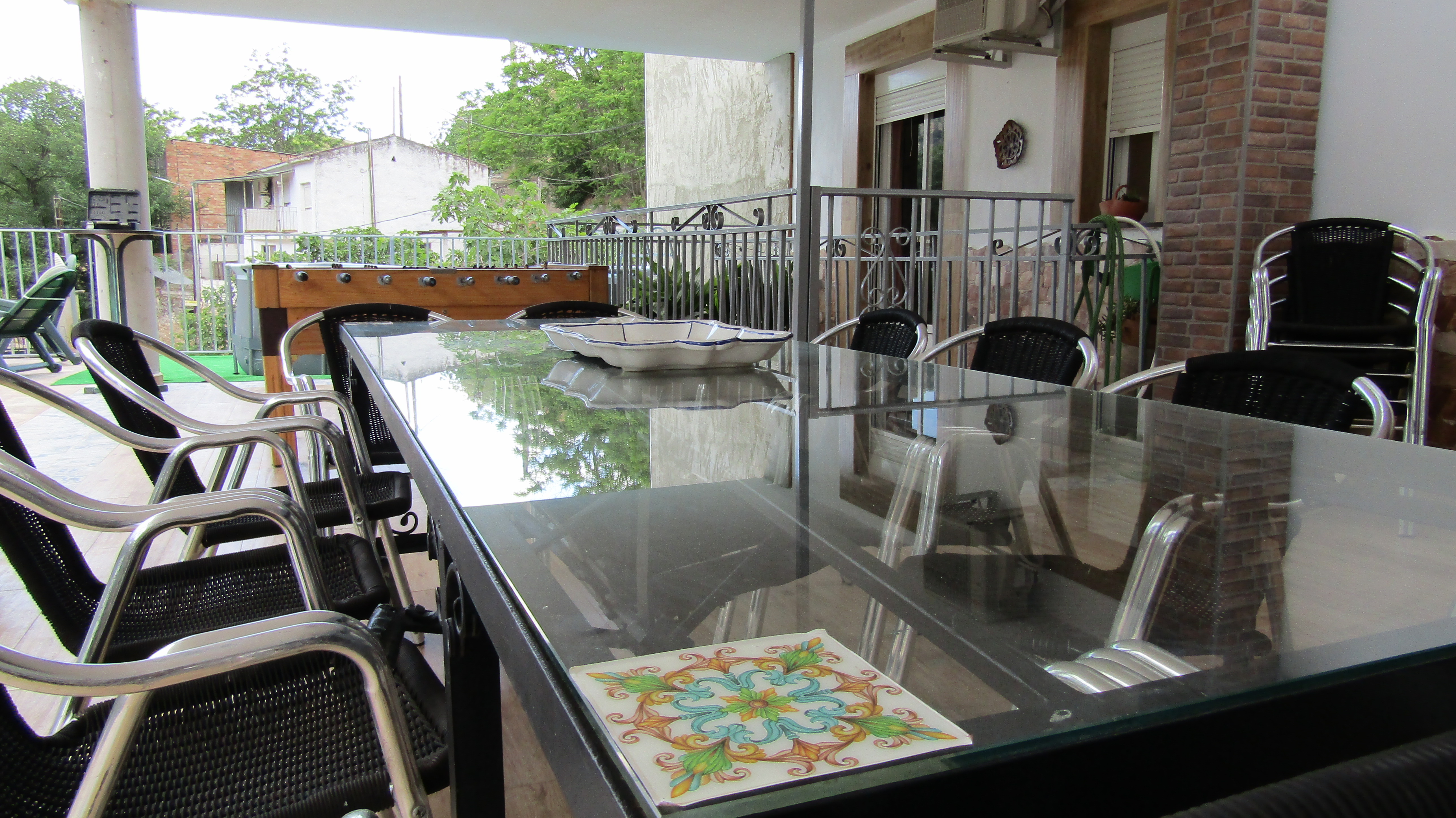 La terraza de la planta baja cuenta con una cómoda zona de relax