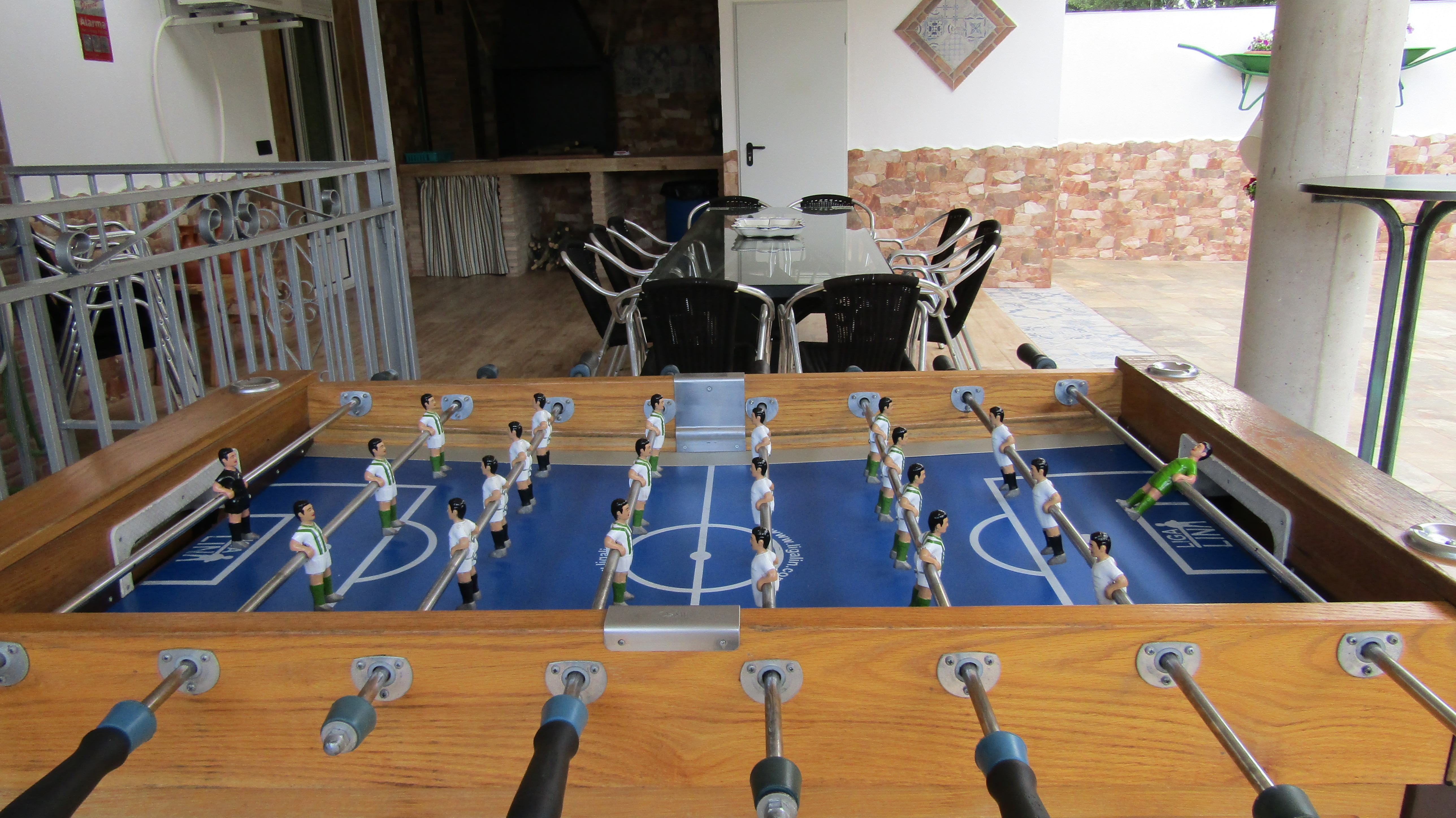 Entre la equipación de la casa, se cuenta un futbolín clásico