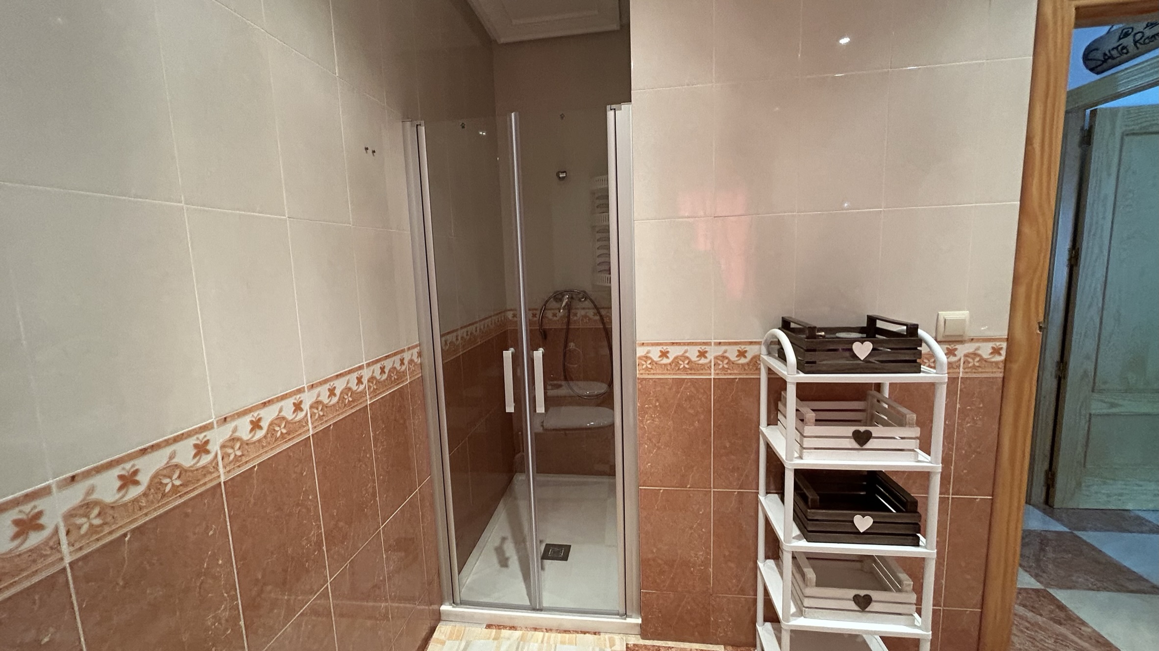 Baño con ducha en la planta superior